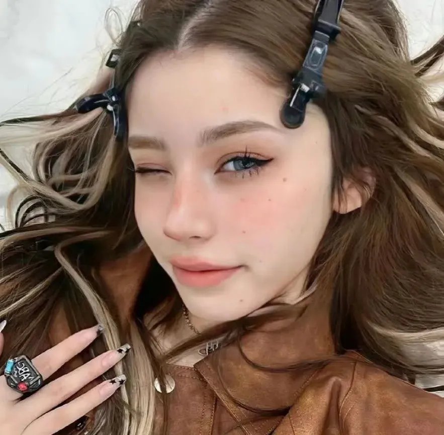 想踢沉迷男的女人